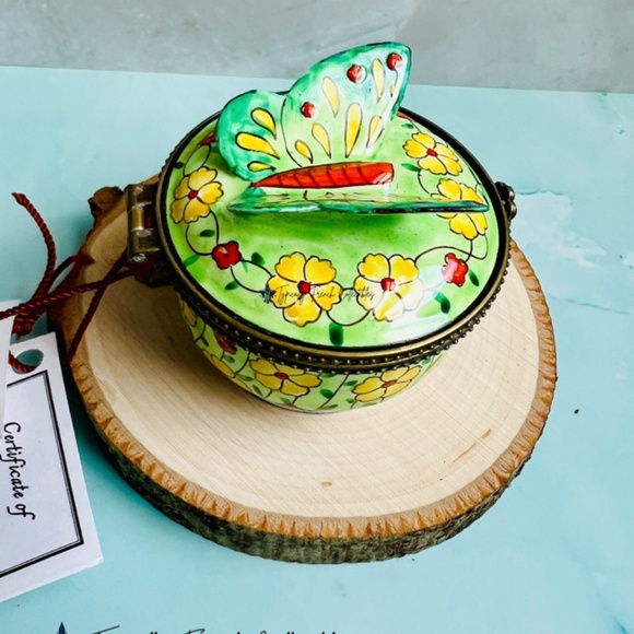 Butterfly Trinket Box. Vintage Stamp trinket box. Stamp Holder Trinket box. - Picture 2 of 7